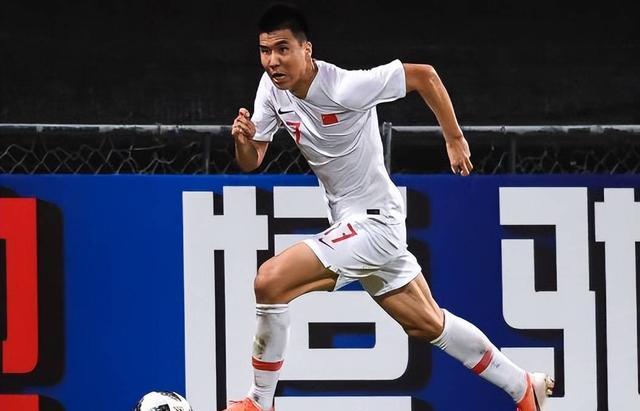 包含队员在比赛中奋力拼搏，为球队赢得胜利。的词条