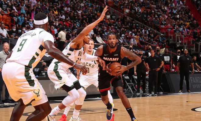 包含雄鹿大胜狂虐对手,保持联盟榜首位置的词条 包含雄鹿大胜狂虐对手,保持联盟榜首位置的词条